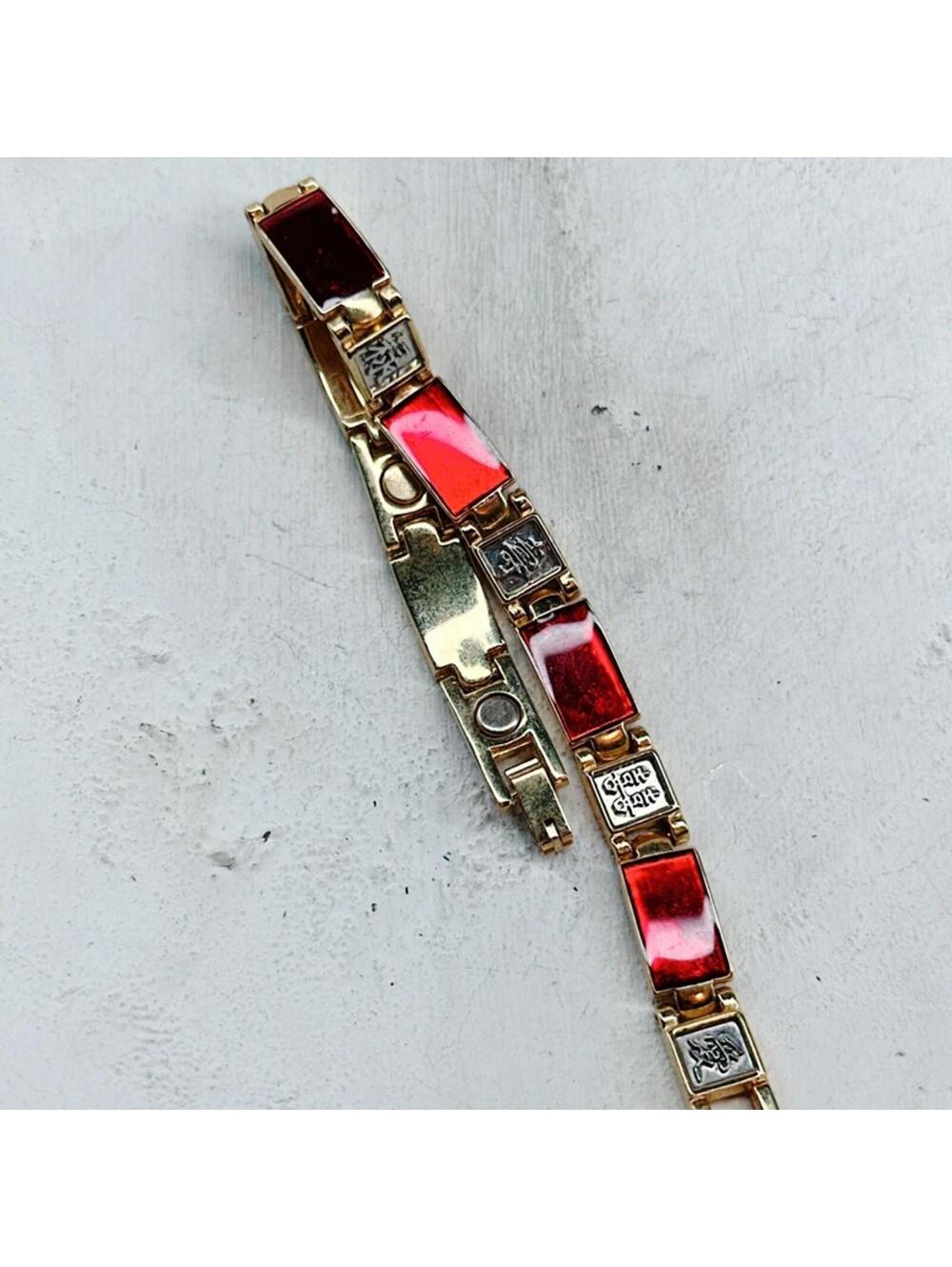 5225gc. Red and Goldtone Bracelet
